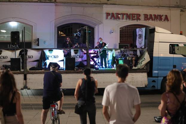 Osijek: Rock bend Echoes zabavljao Osječane na prvom pokretnom koncertu