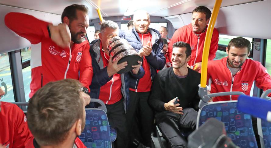 Pogledajte video iz busa: Čilić, Ćorić i društvo pili iz 'salatare