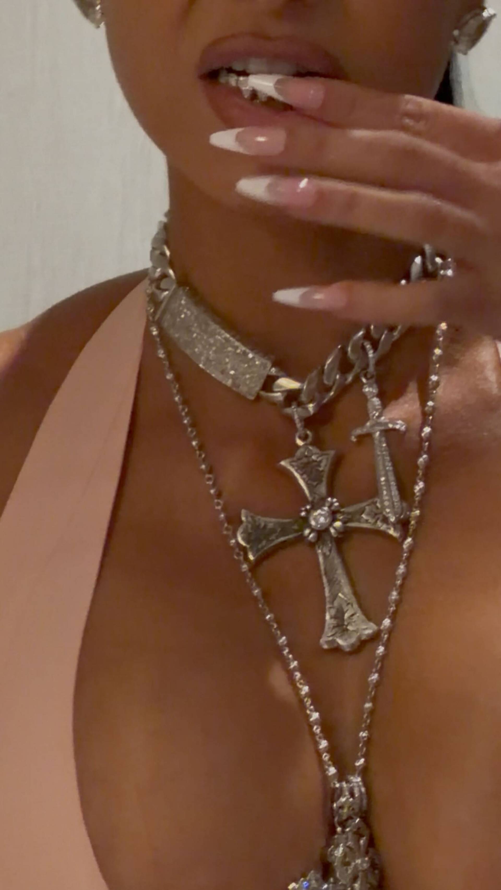 FOTO Lateks, duboki dekolte i križ među grudima: Kim jedva obuzdala svoje bujne obline...