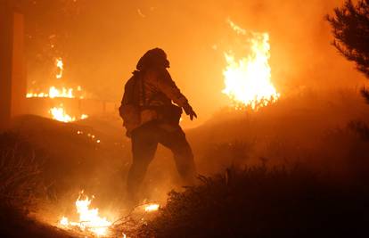 Vatra prijeti Bel Airu, 200.000 ljudi mora napustiti svoje kuće