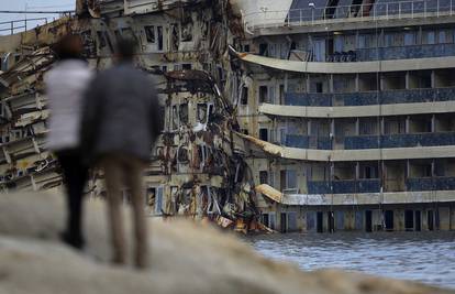 Costa Concordia dvije godine trune kod otočića Giglio u Italiji