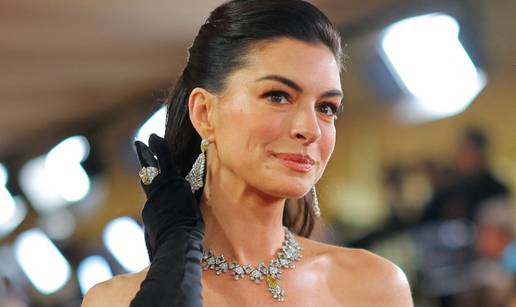 Kako je mogu&cacute;e da s 43 izgleda mla&dstrok;e nego s 20? Stru&ccaron;njak analizirao lice Anne Hathaway