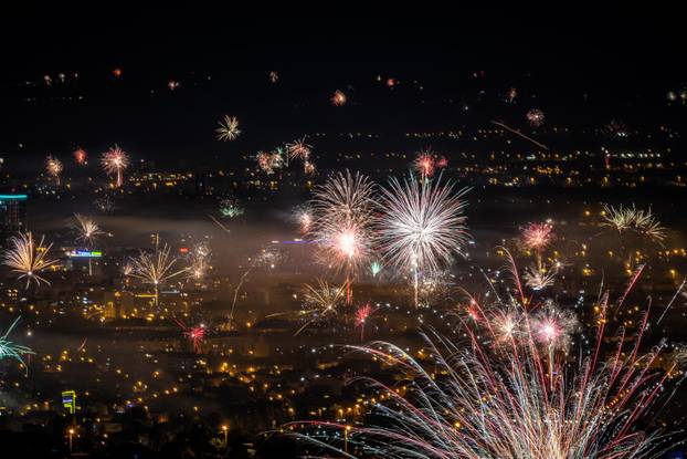 Vatromet u novogodišnjoj noći iznad Zagreba