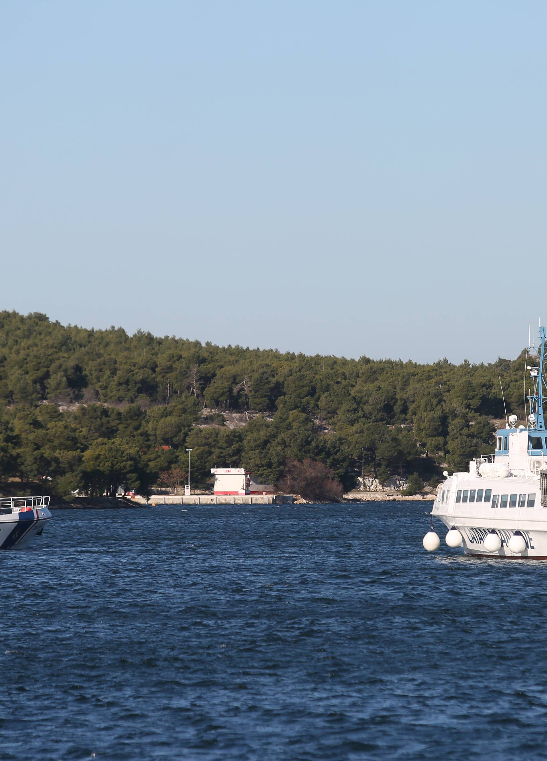 Å ibenik: Dolazak oÅ¡teÄenog katamarana KomiÅ¾a u remontno brodogradiliÅ¡te