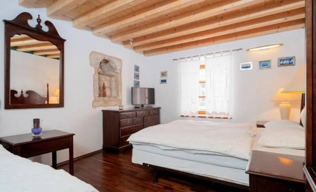 FOTO Rijetka prilika! Kamena kuća u srcu Starog Grada Hvara interijerom oduzima dah