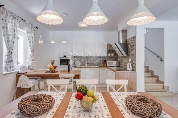 FOTO Pogledajte šarmantnu vilu u Labinu. Košta manje od pola milijuna eura, a ima i bazen