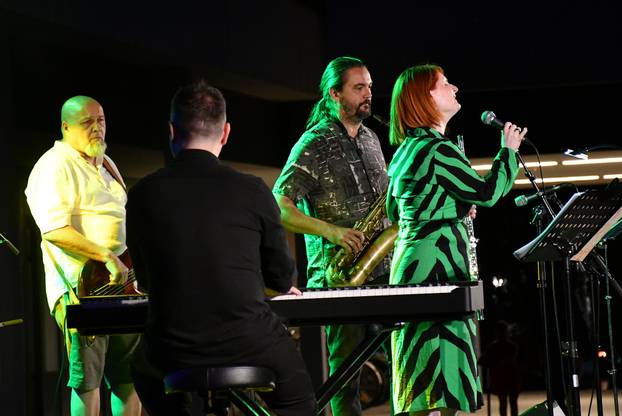 Slavonski Brod: Koncert  jazz sastava Sing Song Swing na pozornici Brodskog glazbenog ljeta