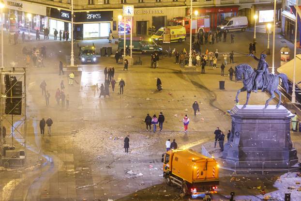 Zagreb: Ubrzo nakon završetka dočeka počelo je čišćenje trga 