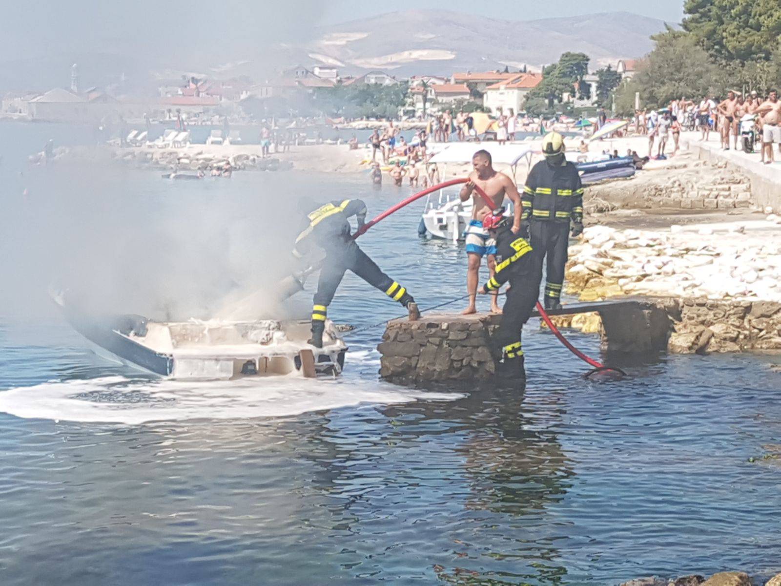 Gliser se zapalio u  moru pokraj plaže u Kašel Starom i izgorio