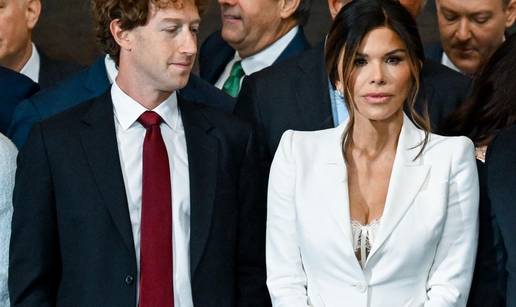 Zuckerberg &scaron;alje friend request o&ccaron;ima. Ovaj dekolte bujne Bezosove drage bi i fejs banirao