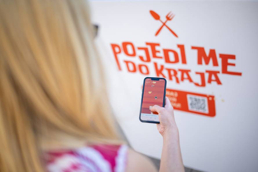 Prolaznike iznenadila neobična golema kutija na špici