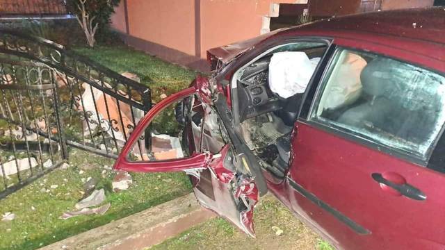 Pijan autom sletio s ceste kod Požege i uletio u dvorište kroz ogradu: Izvlačili ga vatrogasci