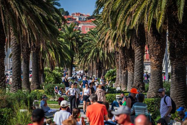 Split: Turisti iskoristili lijepo vrijeme za razgledavanje grada
