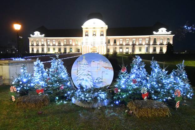 Virovitica: Središte grada sjaji  u blagdanskom ozračju jer traje manifestacija Advent u Virovitici