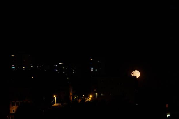 Svibanjski cvjetni pun Mjesec iznad Rijeke