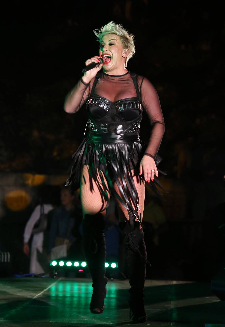 'Indira se ne zna ponašati na sceni, stalno diže noge u zrak'