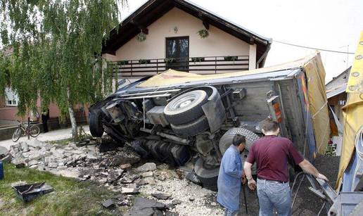 Kamion im već drugi put uletio u dvorište