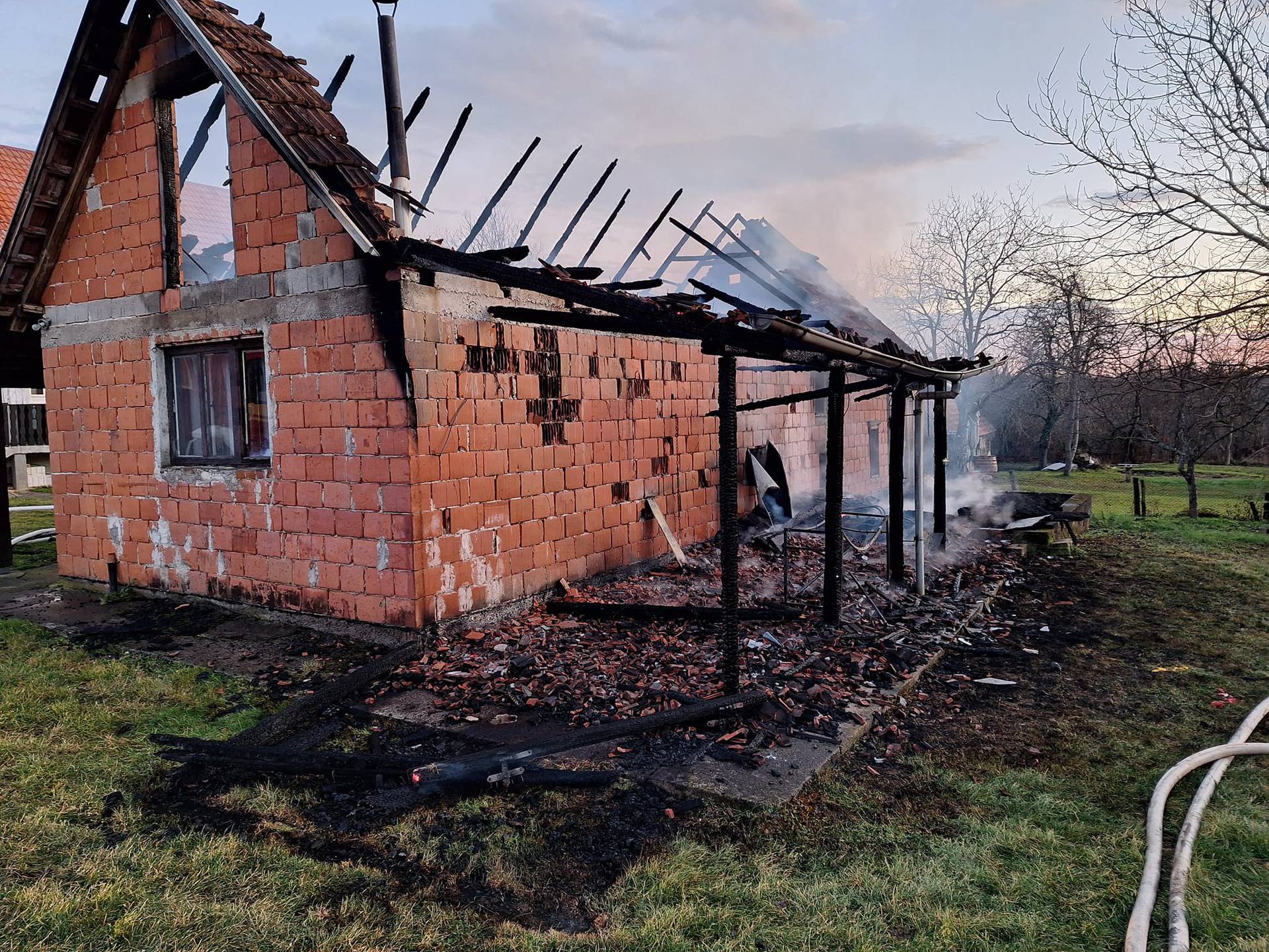 FOTO Požar na božićno jutro u Slunju, izgorio je gospodarski objekt: 'Šteta od više tisuća €'