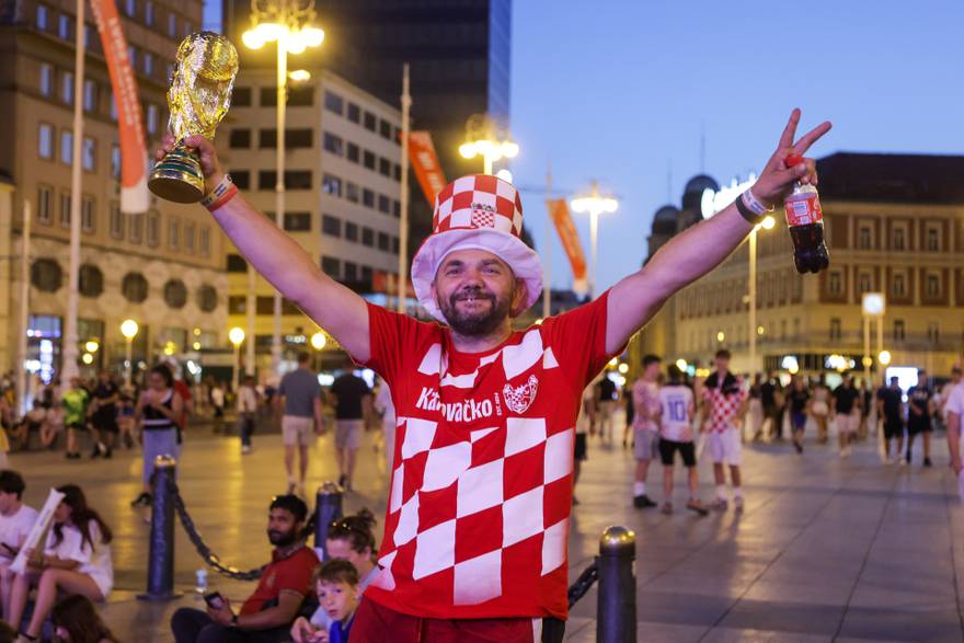 Skupljanje navijača na Trgu