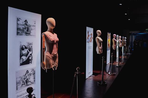 FOTO Lisca svoju 70. obljetnicu proslavila spektakularnom revijom donjeg rublja