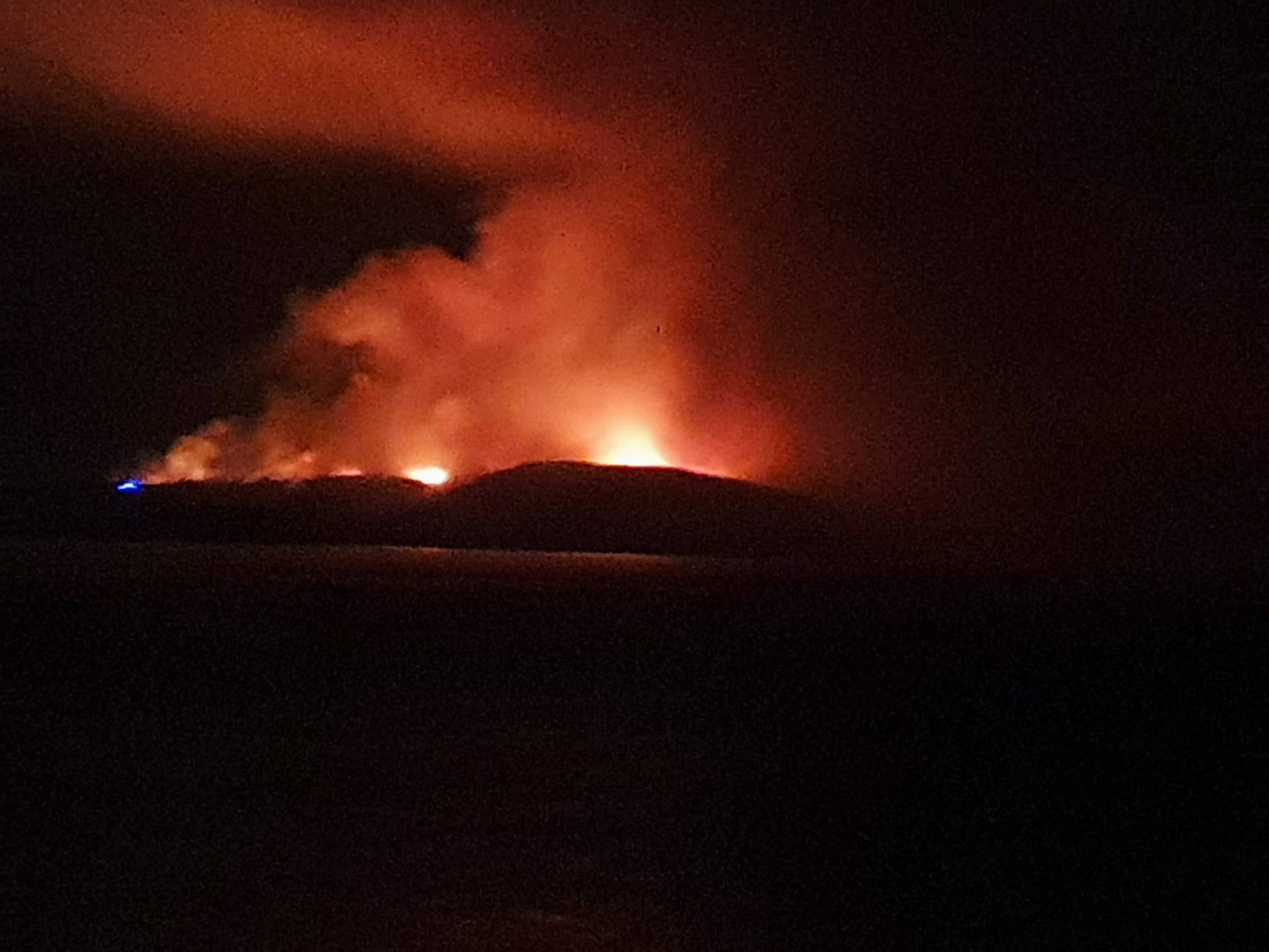 Vatrogasci se cijelu noć borili s požarom i vjetrom na Hvaru, a kod Promine  gase kanaderi