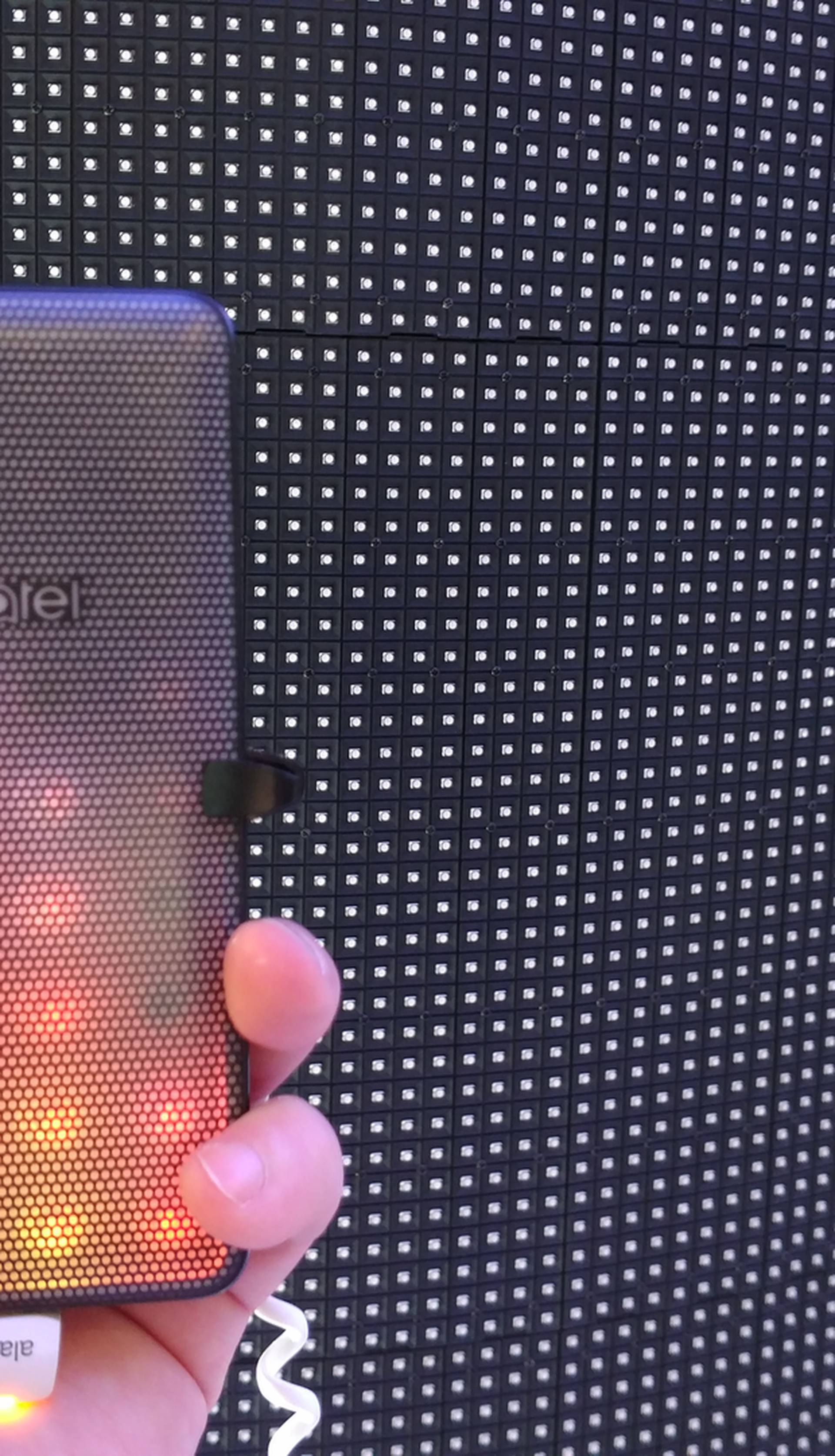Disko telefon: Alcatel A5 LED u džep vam stavlja light-show