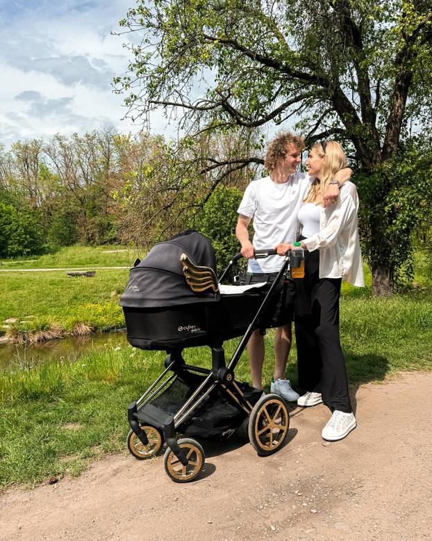 FOTO Vatrene Čehinje: Najbolji igrač ljubi brinetu, a golmana ekipe bodri atraktivna plavuša