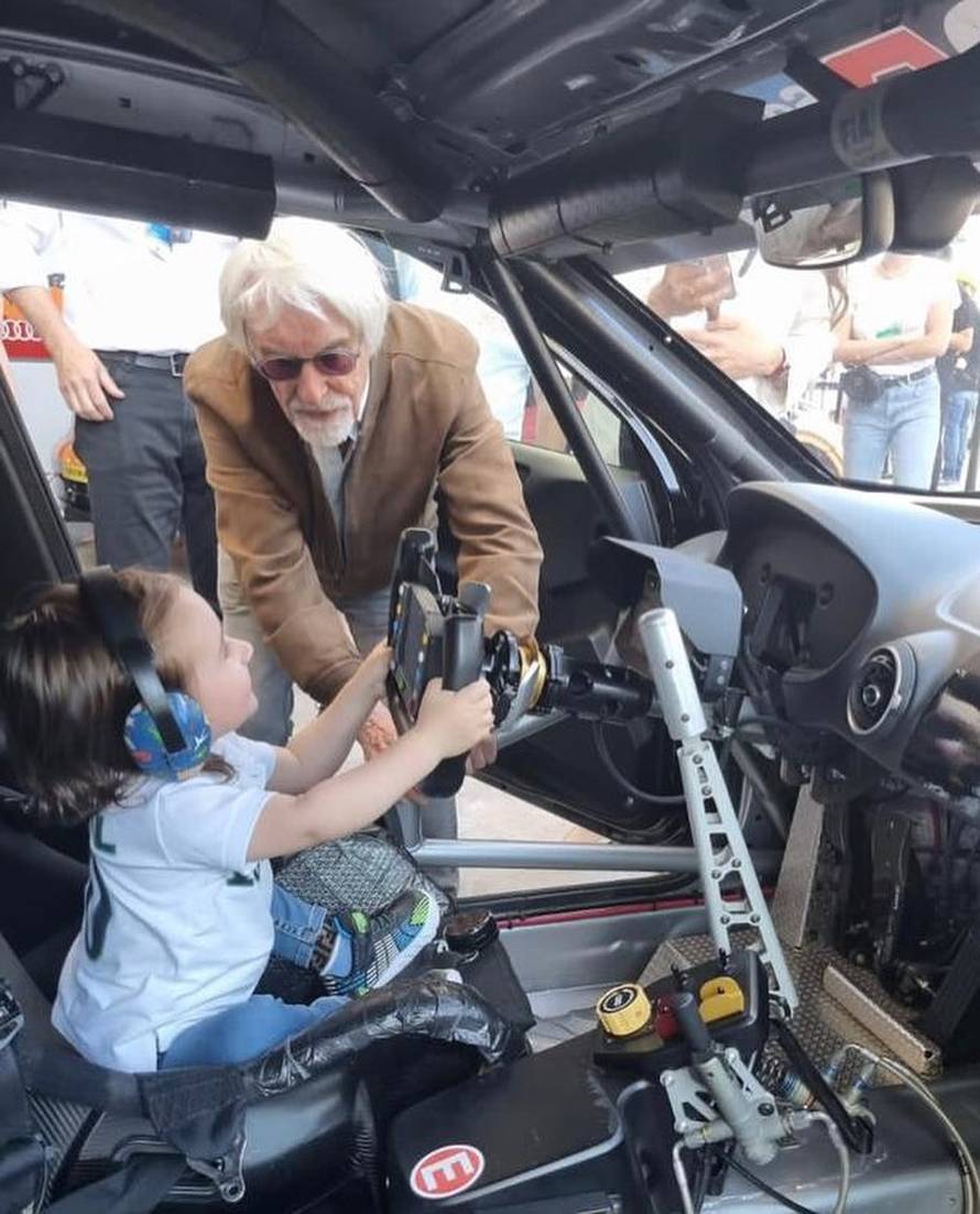 Bivši šef Formule 1 (91) pozirao s unucima i sinom (2), fotkom se pohvalila jedna od kćeri...