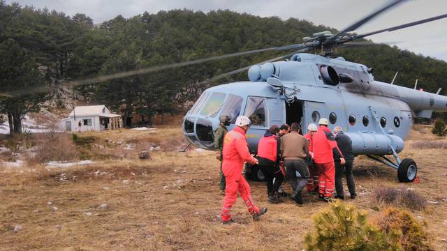 Drama na Biokovu: Ozlijeđenog planinara spuštali helikopterom