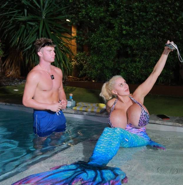 FOTO Atraktivna baka otkrila: Moje grudi su toliko ogromne da su teže čak i od bicikla