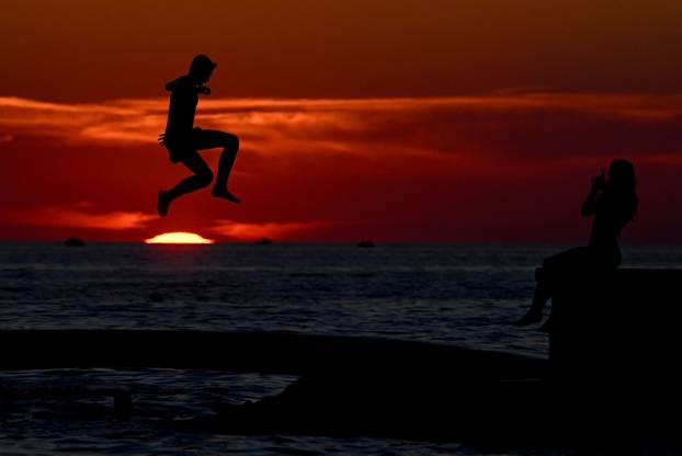 Zadar: Skok u more u zalazak sunca