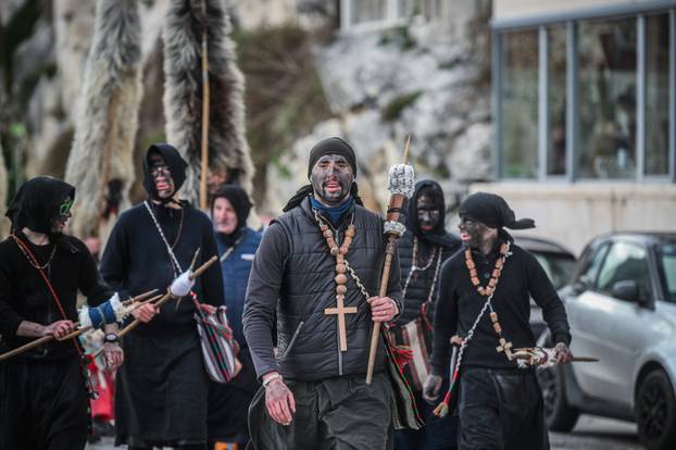 Šarena povorka maskiranih skupina u Splitu