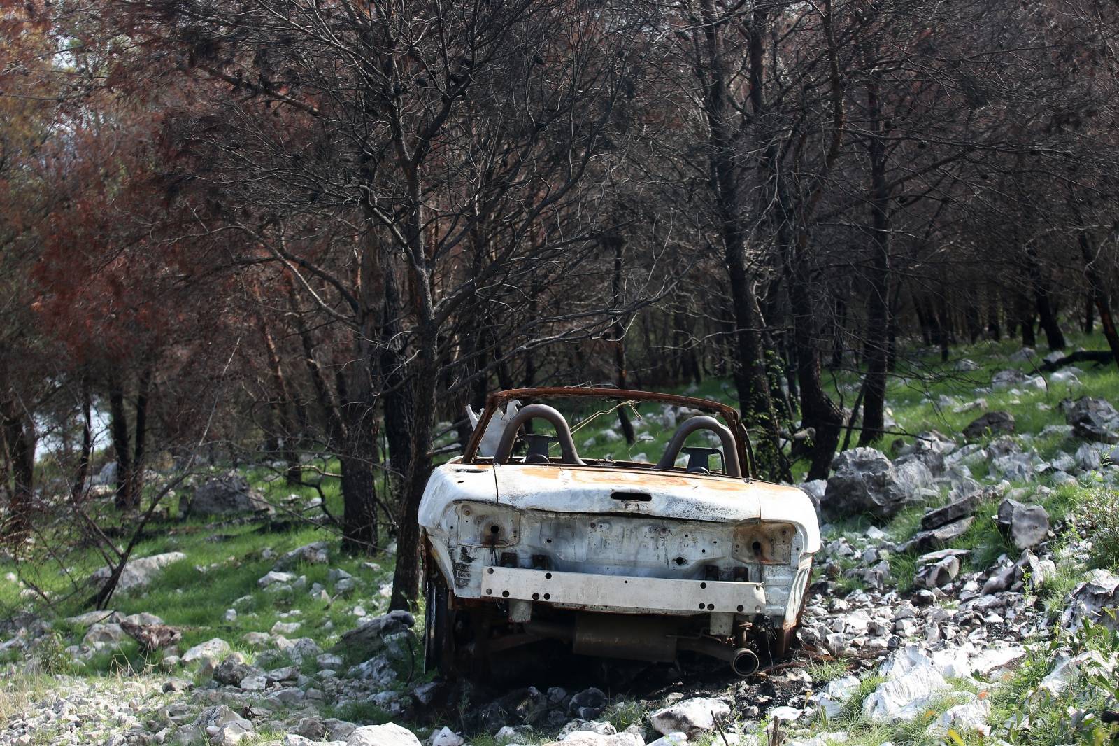 Šibenik: Ni nakon tri mjeseca policija ne zna tko je u kabrioletu sletio s ceste i uzrokovao požar