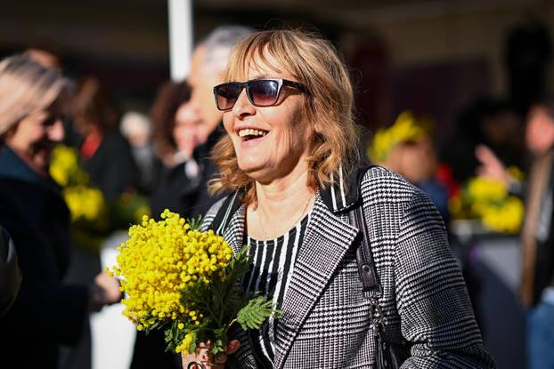 Zagreb: Nasmijana Sanja Pilić na danu mimoza na Cvjetnom trgu