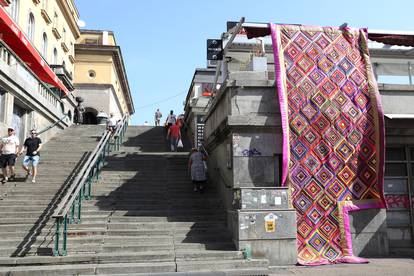 Zagreb: Instalacija "Ponjava" Damira Begovica ponovno postavljena ispod Dolca