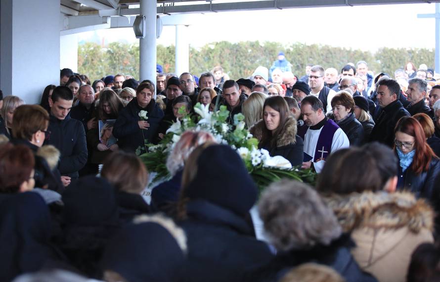 Editu Ptičar ispratile su tisuće: 'Za tebe bi uvijek bilo prerano'