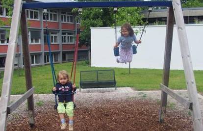 Leona se dva sata igrala sa sestrom u parkiću bolnice