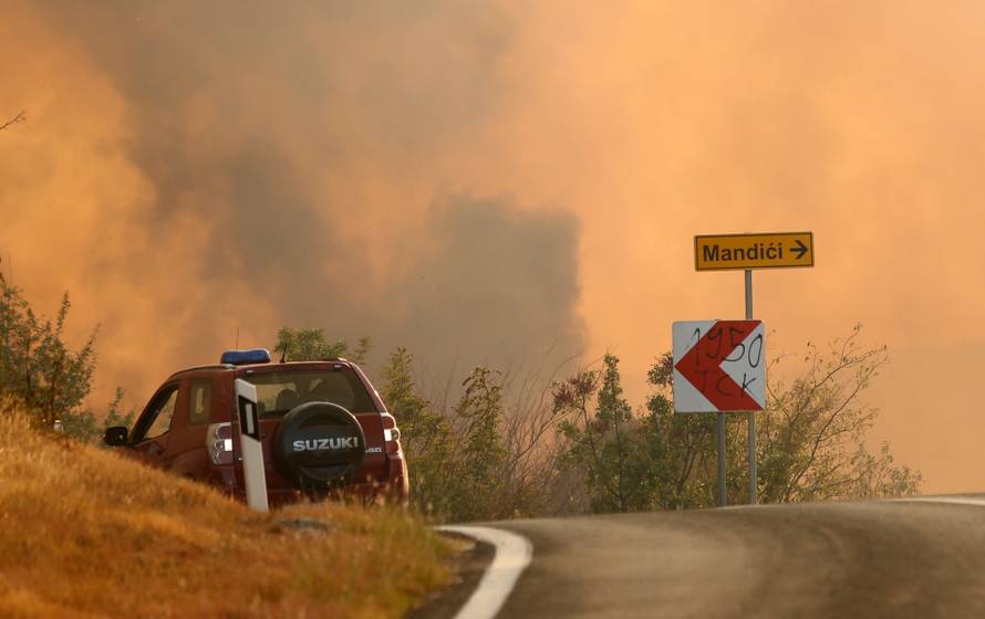 U Đevrskama obranjene kuće, ali jak vjetar i dalje nosi vatru