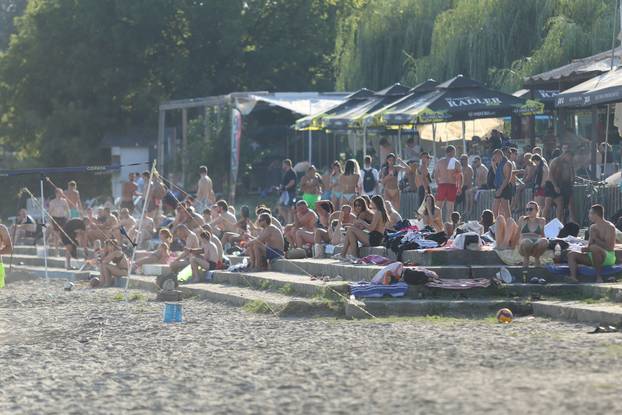 Osijek: Visoka temperatura je  izmamila mnogobrojne građane na osvježenje u Dravi