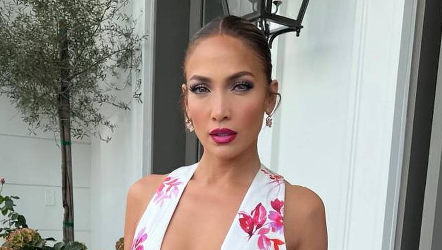 Jennifer Lopez uručila nagradu svojoj trenerici, a sve oduševila cvjetnom haljinom: 'Tako divna'