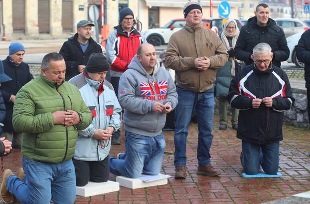 Muška molitva krunice u Karlovcu