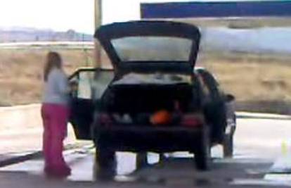 Žena je prala auto iznutra sa jakim mlazom vode