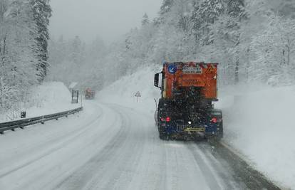 Pogledajte snimku ceste kod Fužina: 'Sve je puno snijega'