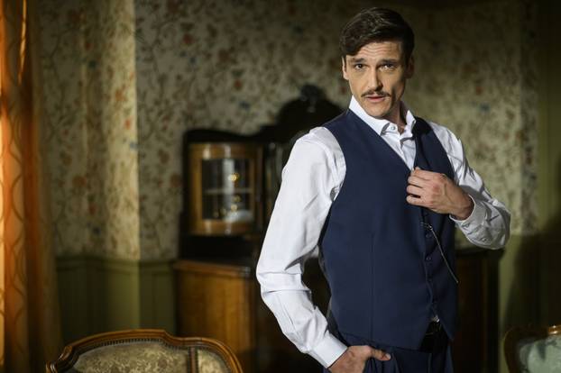 Zagreb, 07.10.2025 - Glumci RTL serije Divlje pcele poziraju na setu u studiju Jadran filma