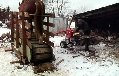 Nema struje? Nema problema! Cijepa drva na konjski pogon