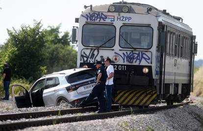 Teška nesreća kod Šibenika: Vlak naletio na automobil