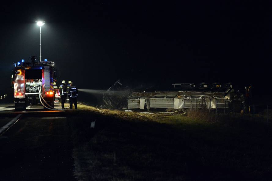 Na autocesti Bregana-Lipovac prevrnula se cisterna i zapalila