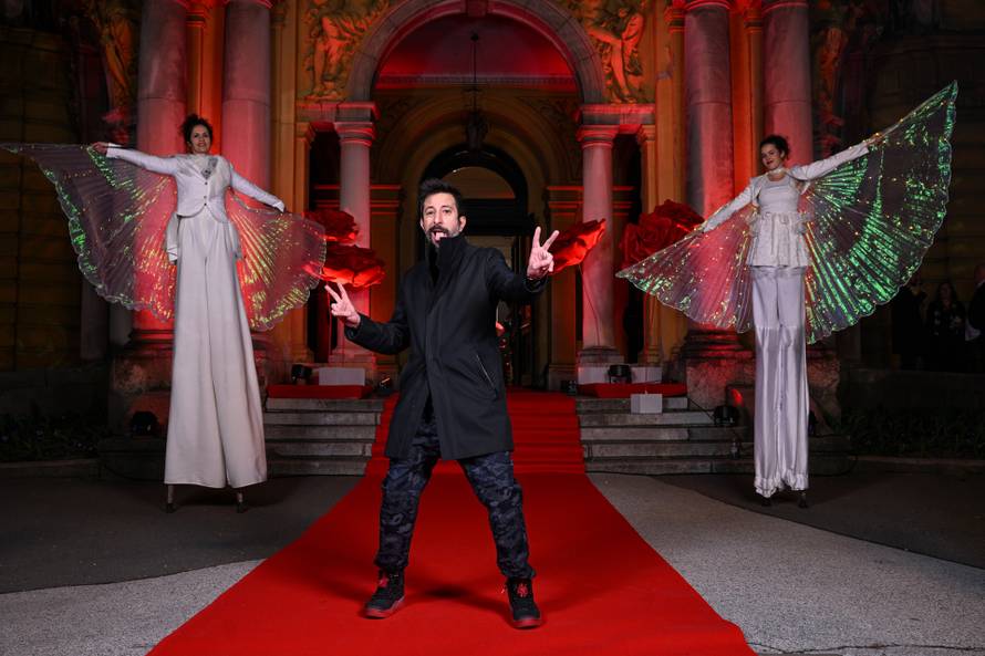 Zagreb: Dolazak uzvanika na dodjelu medijske nagrade "Večernjakova ruža" u Hrvatskom narodnom kazalištu