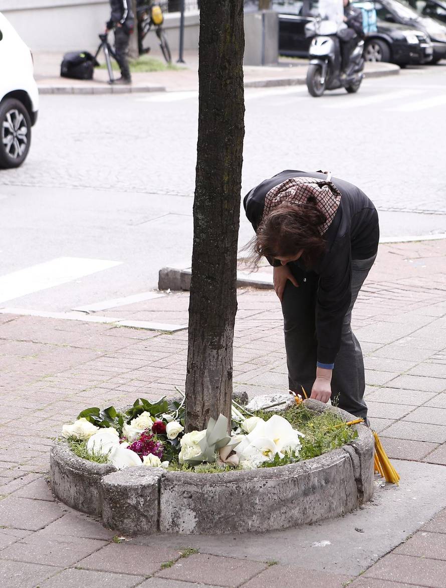 Beograd: Građani polažu cvijeće te pale svijeće ispred škole gdje je jučer učenik ubio devet osoba