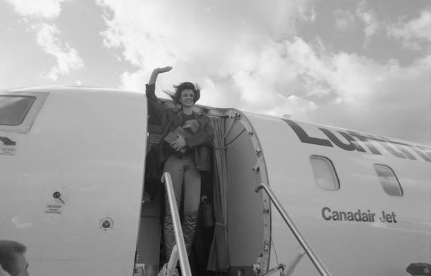 Zagreb: Povratak Anice Kovač s izbora za Miss svijeta gdje je okrunjena prvom pratiljom, 20.11.1995.